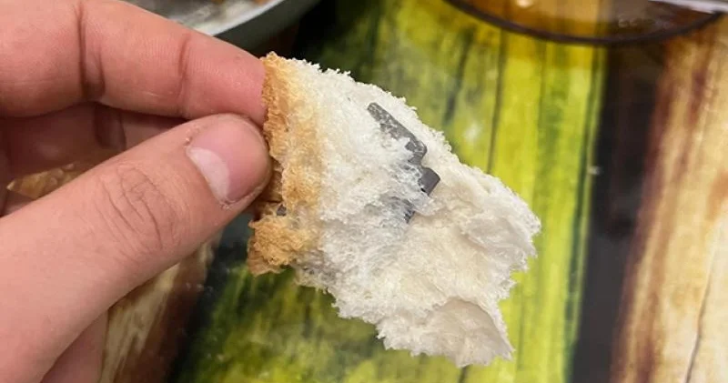 Çörəyin içindən ülgüc çıxıb FOTO