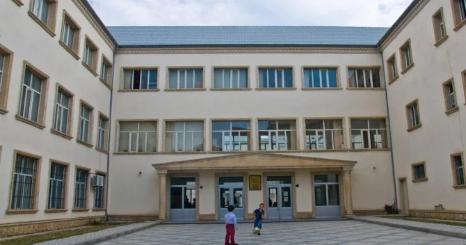Bakı məktəbində QALMAQAL; 28 uşaq sinifdə qaldı FOTO