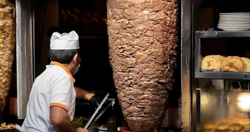 Dönərxanalarda vəziyyət ürəkaçan deyil: Müştərilərə isidilmiş dönər verilir