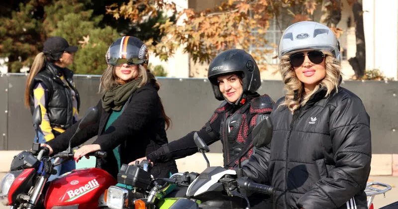 İranda qadınların motosikletlə verdiyi mesaj: Buna məhəl qoymurlar