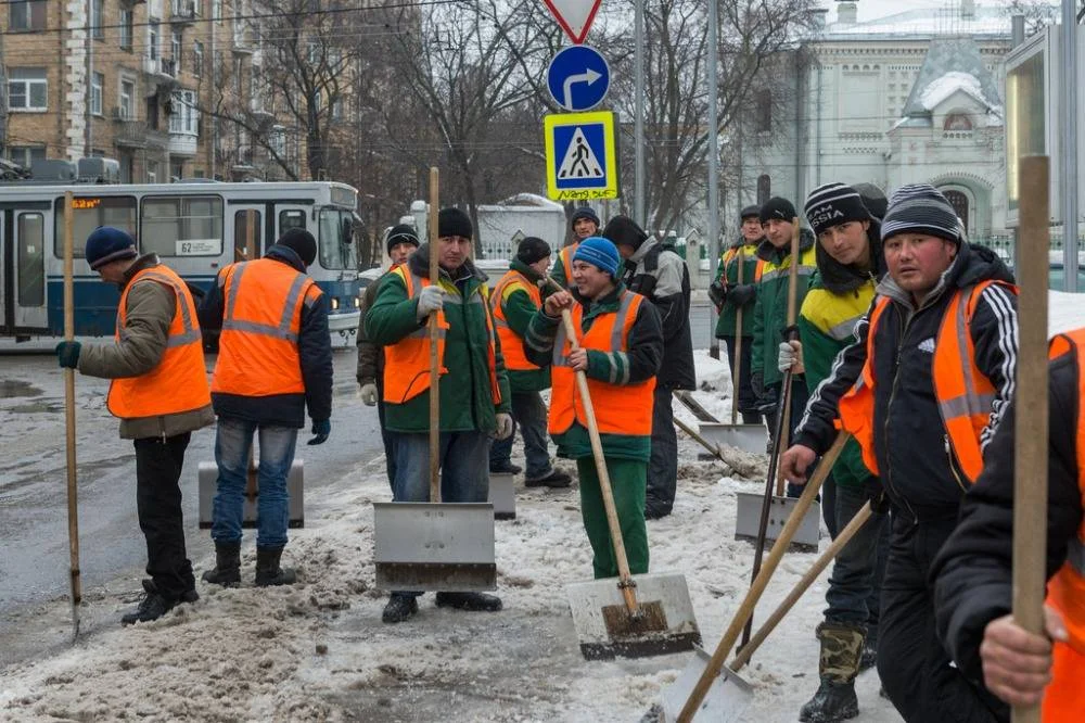 В России школьников привлекли к уборке снега из за нехватки мигрантов