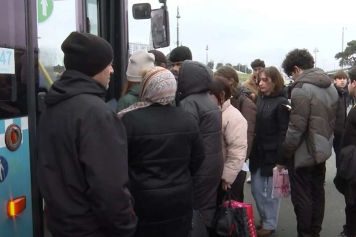 Bakıda sərnişin dolu avtobusu qapıları açıq sürülər VİDEO