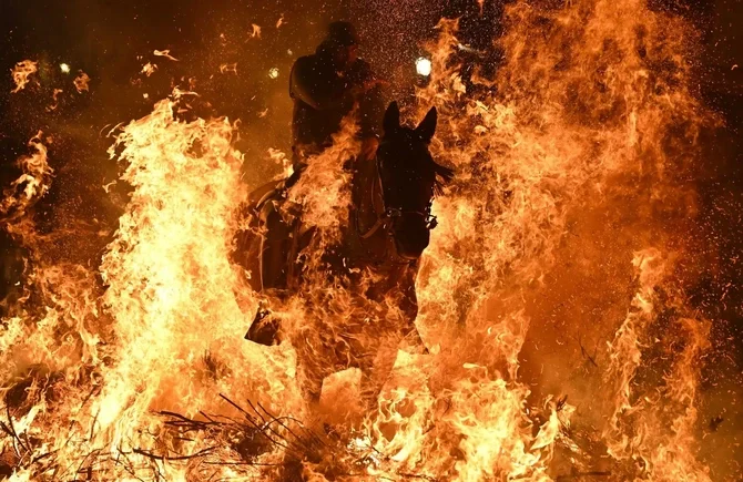 İspaniyada qorxulu anlar yaşandı: Las Luminarias festivalı çərçivəsində atlar alov üzərində Xəbər saytı Son xəbərlər və Hadisələr