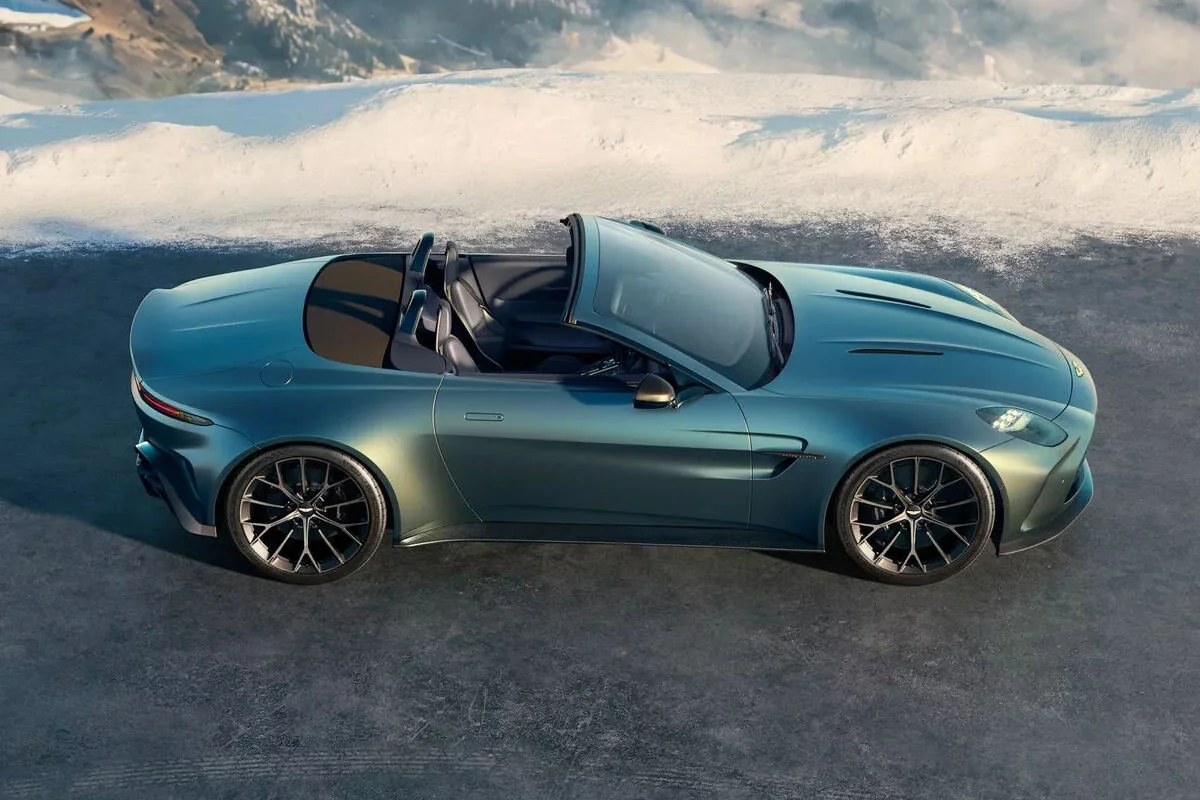 Aston Martin yenilənmiş Vantage Roadster i təqdim etdi…