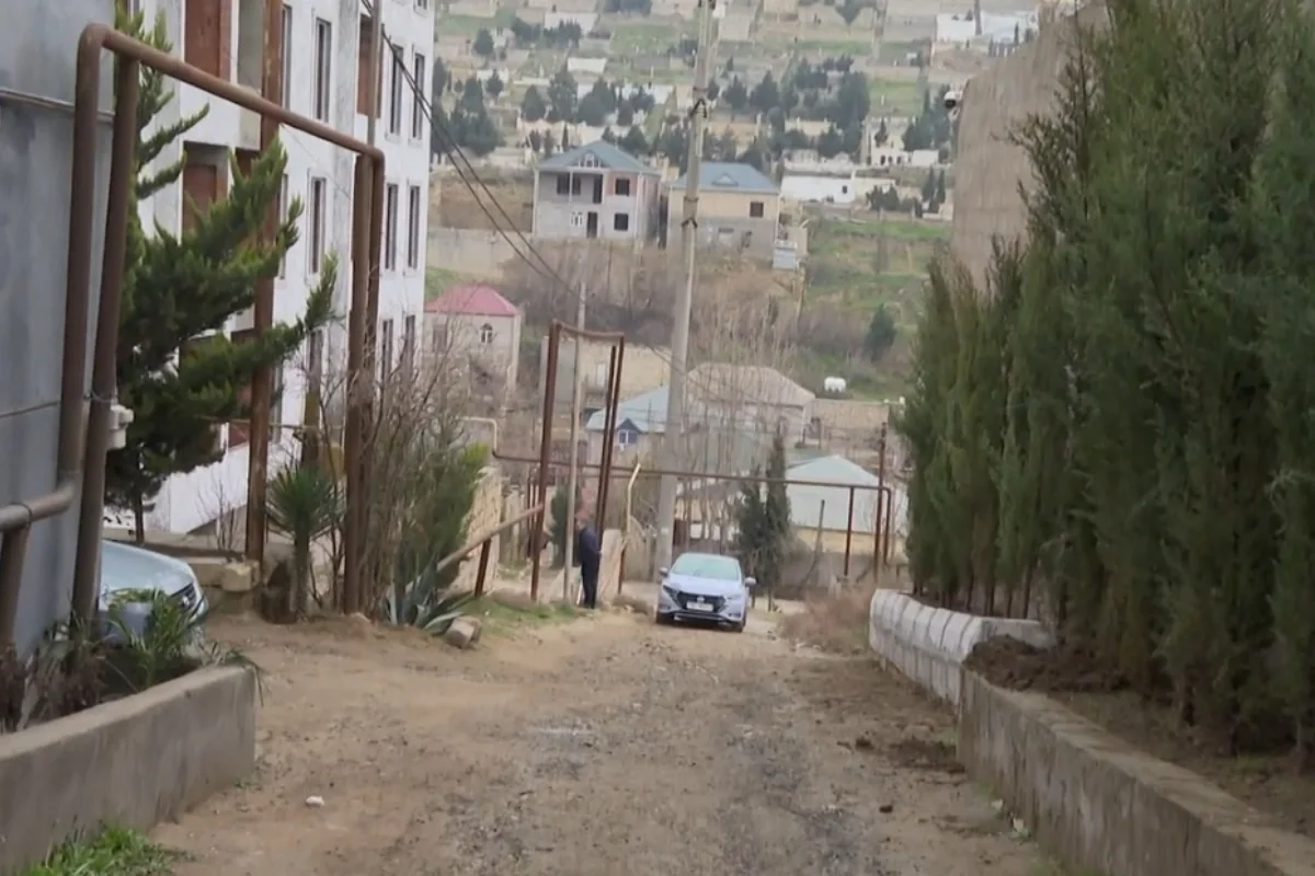 Bakıda məktəbin hasarı fərdi evin həyətindən keçir Sakinlərdən ŞİKAYƏT