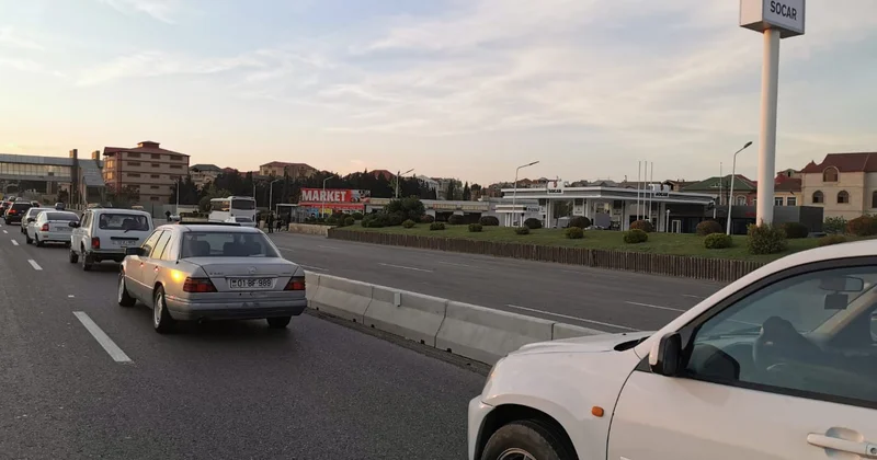 VAZ 21011 beton maneyə çırpıldı Xəsarət alanlar var