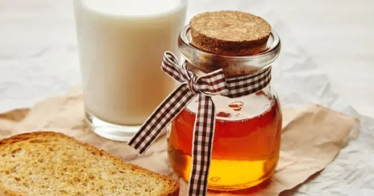 Uşaqlıqdan tanış içki: bal ilə süd orqanizmə necə təsir edir