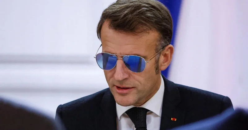 Makron gözlərini eynək altında gizlətdi