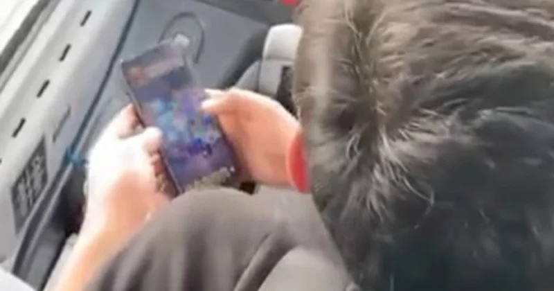 Уволен водитель автобуса Баку Гянджа, игравший всю дорогу в мобильные игры Minval Politika