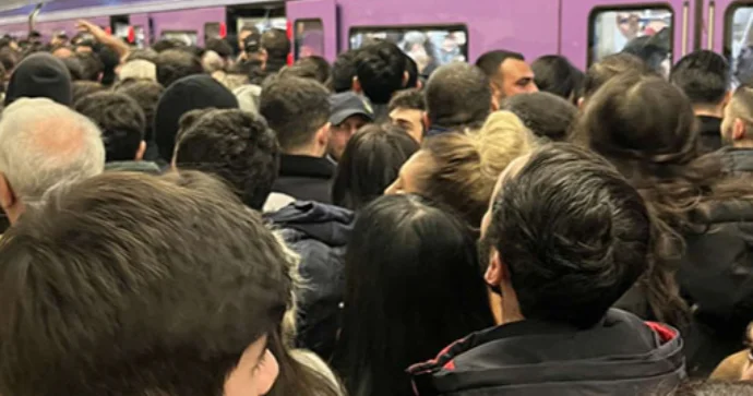 Metroda sərnişin ÖLDÜ