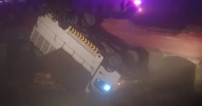 Sərnişin daşıyan yük avtomobili körpüdən aşdı Çox sayda ölənlər var FOTO