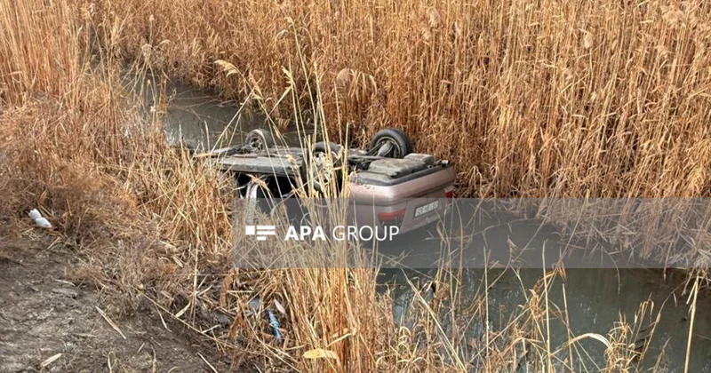 Avtomobil kanala düşdü, ölən var Foto