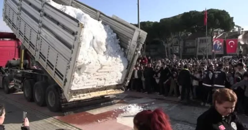 В турецкую провинцию снег привезли на самосвалах: ПРИЧИНА