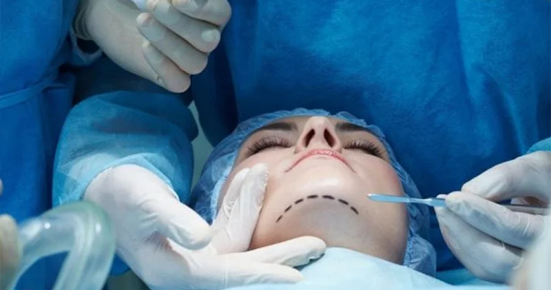 Estetik əməliyyat etdirən qadının nitqində problem yarandı (VİDEO)