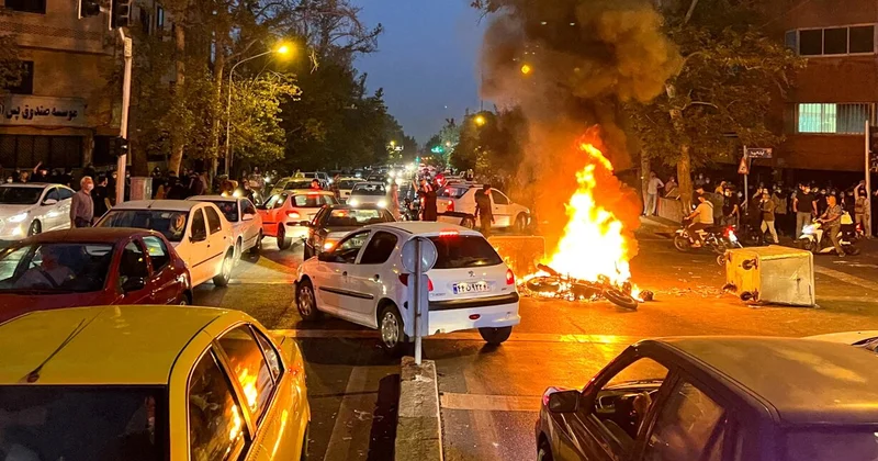 İranda etirazlar zamanı 50 dən çox məscid yandırıldı