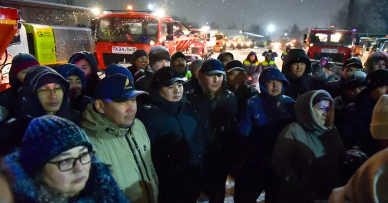 Столицу Кыргызстана очищают от снега: коммунальные службы переведены на круглосуточный режим