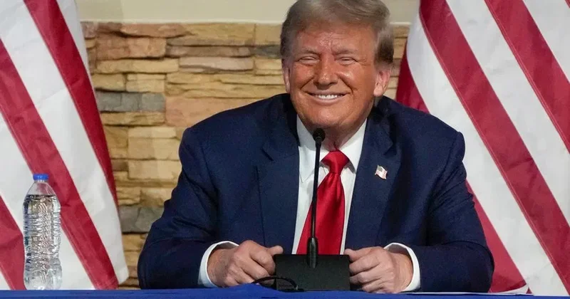 Trampın bu vərdişi Azərbaycanda da diqqət çəkdi O edir, siz etməyin!