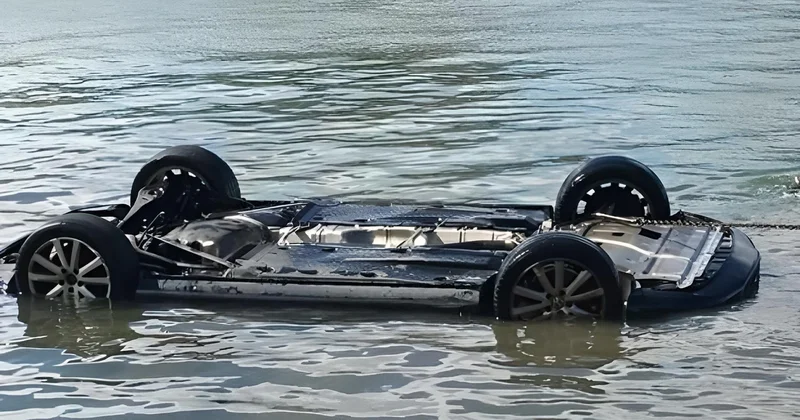 Ucarda avtomobil su kanalına aşdı