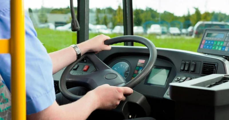 Sükan arxasında oyun oynayan sürücü cəzalandırıldı VİDEO