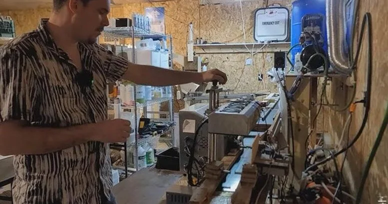 Kiçik dükanı fabrikə çevirdi: İldə 129 milyon qazanan gənc nəhəng şirkətlərə meydan oxuyur