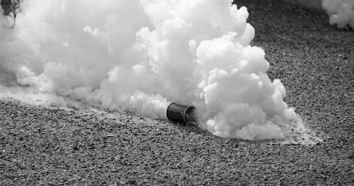 СМИ: в Париже полицейских госпитализировали из за дымовой гранаты