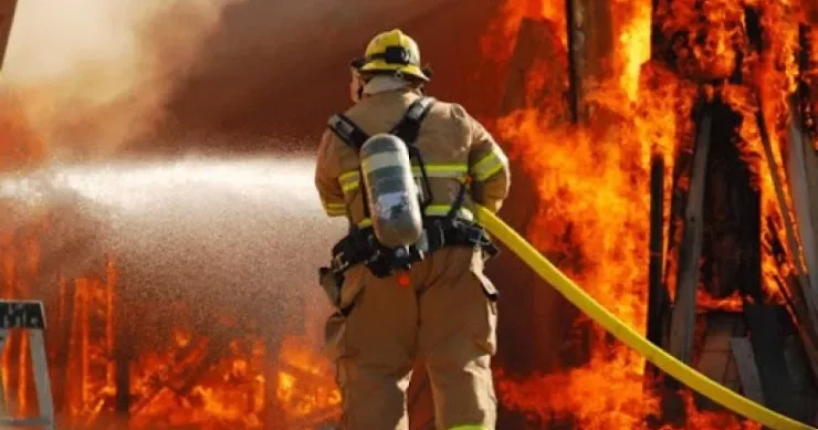 Üç uşaq evdə diri diri yandı