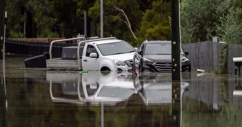 В Австралии десятки автомобилей унесло в море в разгар наводнения