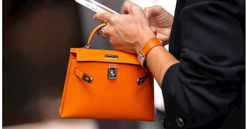 Lüks brend müştəriləri izləməkdə ittiham olundu