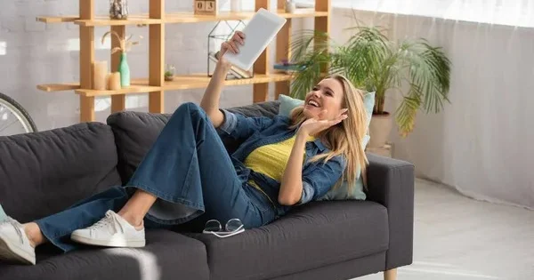 Divanda uzanaraq həyatlarını yaşayan BÜRCLƏR