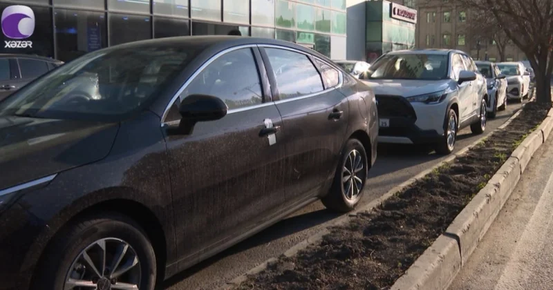 Bakıda avtosalon parklanma yerlərini zəbt etdi VİDEO