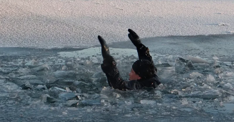 Рыбаки провалились под лёд в Казахстане: ВИДЕО