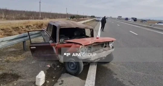 В Шамкире авария на трассе: спасатели извлекли двух человек из автомобиля ФОТО