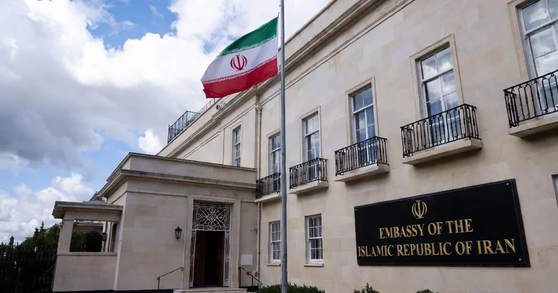 Londonda səfirlik binasından İran bayrağını endirən şəxs həbs edildi