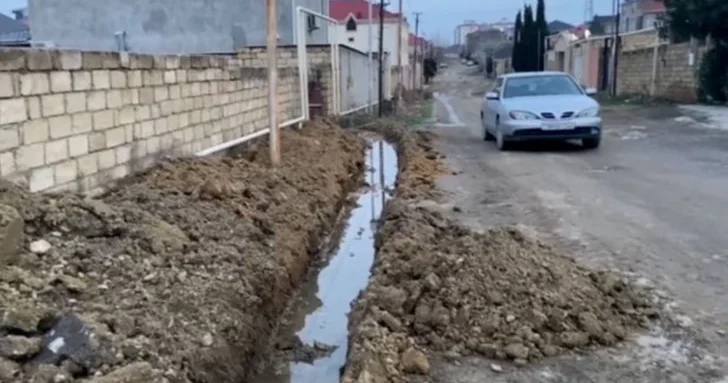 Улица превратилась в озеро: утечка питьевой воды в Масазыре и безрезультатные жалобы жителей