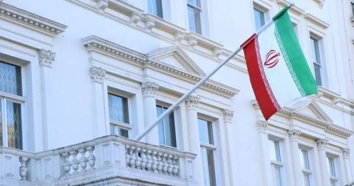 В Лондоне демонстранты вновь сорвали флаг с посольства Ирана