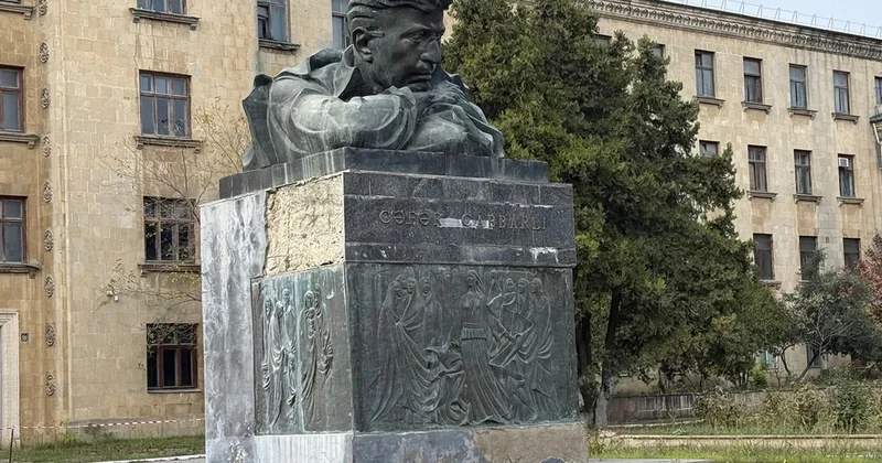 Началась реставрация бюста Джафара Джаббарлы, завершается проектирование Кинопарка