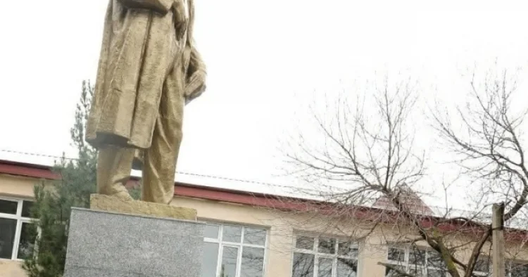 Cəfər Cabbarlının Siyəzən şəhərindəki heykəli köçürülür