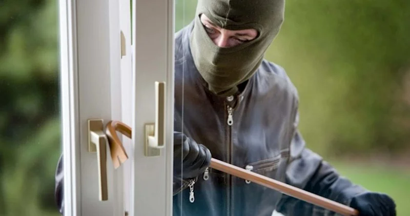 Əməllərini ört basdır etmək üçün kamera görüntülərini də oğurlayan şəxs saxlanıldı