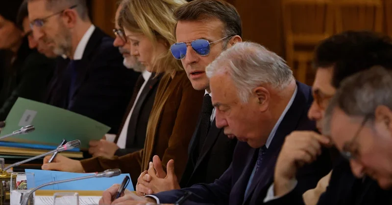 Макрон пришел на совещание в Елисейском дворце в солнцезащитных очках