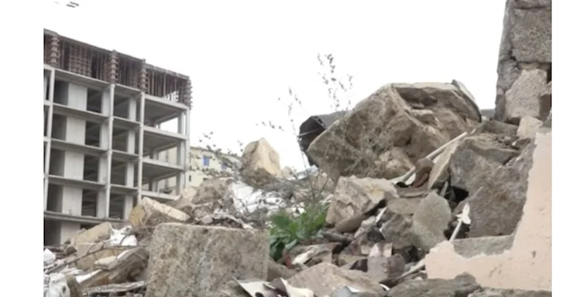 Hamı qorxu içindədir, şikayət edirik, eşidən yoxdur Paytaxtda aparılan tikinti sakinlər üçün təhlükə yaradıb (VİDEO)