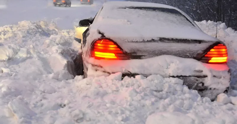 Снегопад парализует дороги в Казахстане: ВИДЕО