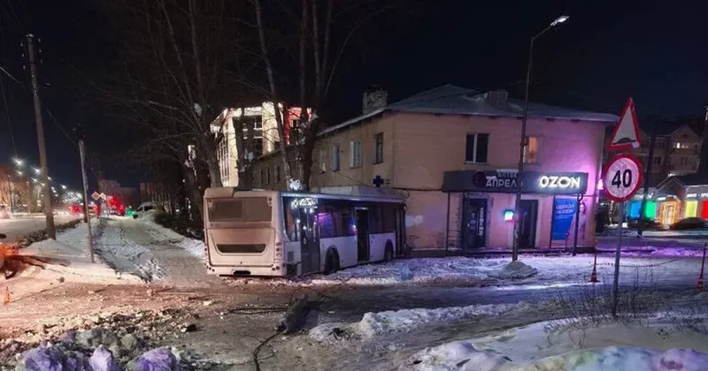 Автобус с пассажирами влетел в здание в России