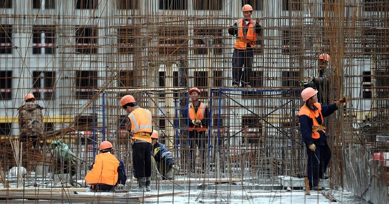 Rusiyada miqrantlarla bağlı yeni qaydalar müəyyənləşdi: Əcnəbilərin qazancları avtomatik bəlli olacaq