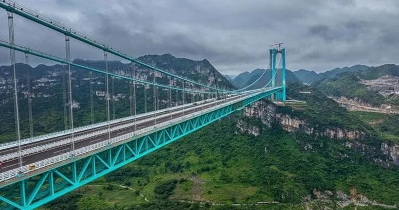 Dünyanın ən hündür körpüsü: üzərində kafesi belə var