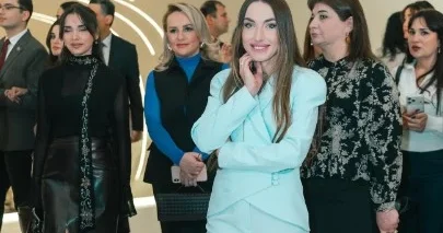 Алена Алиева поделилась кадрами с открытия выставки Кэрол Фермен в Центре Гейдара Алиева