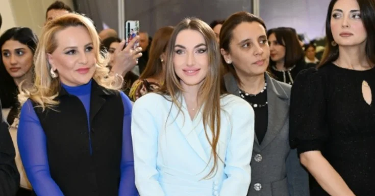 Prezidentin gəlini sərgidə Fotolar