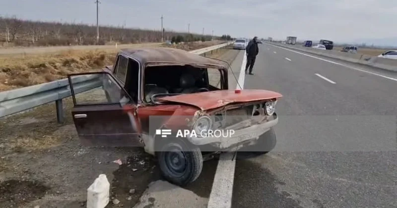 Şəmkirdə maşın betona çırpılıb, 2 nəfər xəsarət alıb FOTO