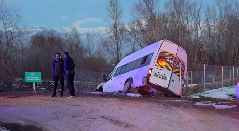 Ərzincanda şagirdləri daşıyan mikroavtobus qəzaya uğrayıb, yaralılar var