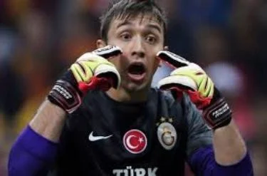 Muslera gedir Qalatasaray 1,97 metr boyu olan qapıçı alır