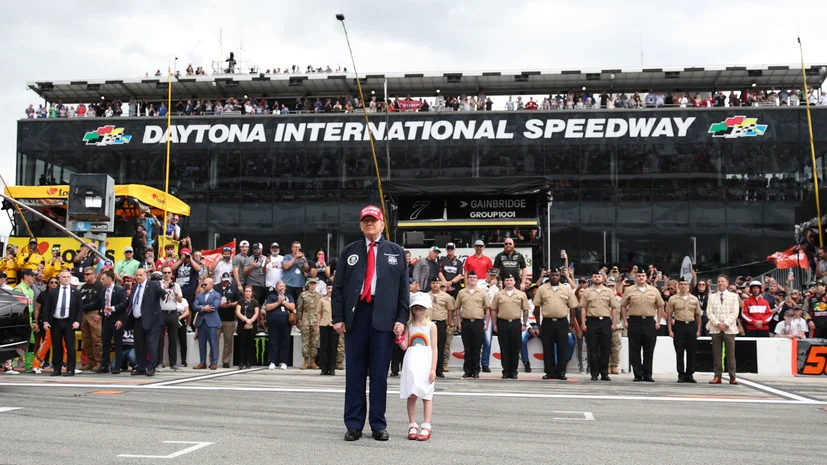 Tramp və nəvəsi Floridada NASCAR yarışlarını açır